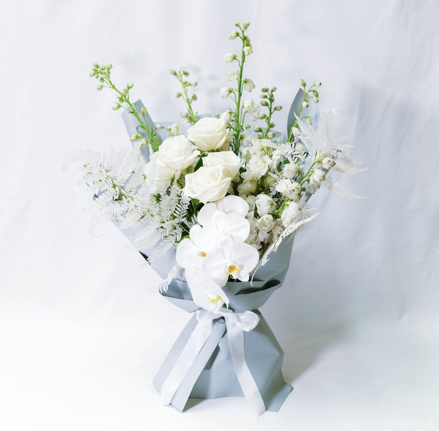 seasoanl white and green tones flowers