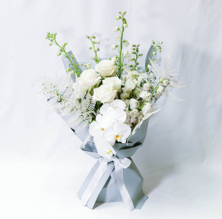 seasoanl white and green tones flowers